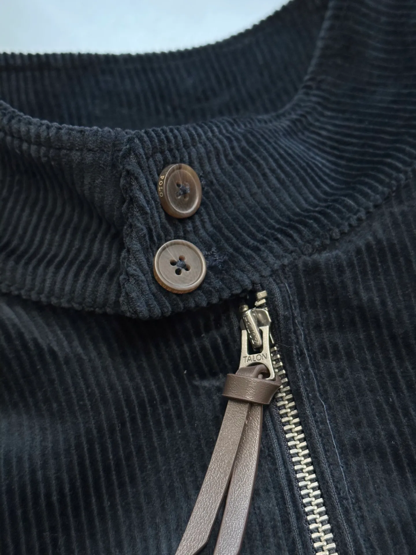 🅿️580 Ralph Lauren Embroidered Corduroy Jacket Customized wide-ribbed corduroy, elegantly presented in a deep navy blue, low-key and luxurious. The exquisite red pony logo is embellished, igniting the overall vitality and passion. The stand-up collar design is simple and elegant.  Using imported machine embroidery technology, advanced computer control systems and precision mechanical components are used to achieve the iconic pony embroidery operation. The template machine opens the bag, and the preset template guides the position, shape and size of the bag. The accuracy ensures the quality of the bag opening effect.  The infrared positioning cutting machine uses an infrared transmitter and an infrared receiver to achieve precise positioning of materials. The accuracy can reach the micron level, thereby meeting the effect of high-precision cutting of plaid alignment.  size：s m l xl